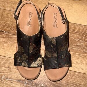 Corkys Black and Gold Floral Sandals Size 8 EUC